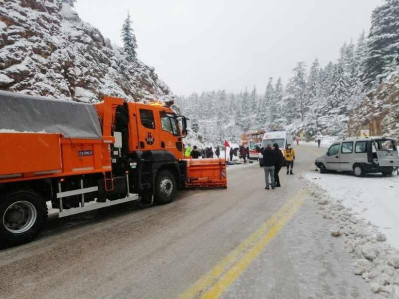 Antalya'da yolcu otobüsüyle hafif ticari araç çarpıştı