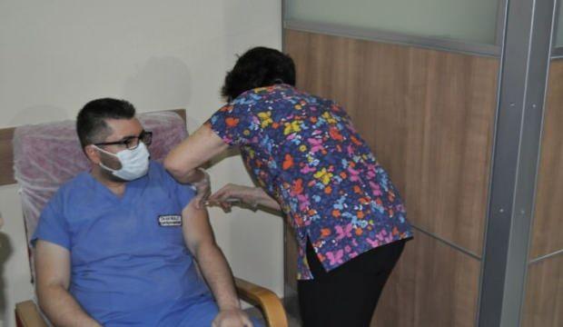 Aşılamanın ilk gününde 285 bin sağlık çalışanına aşı yapıldı