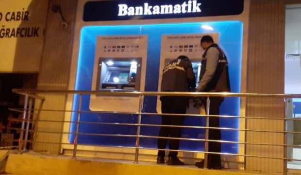 ATM cihazı kartını yutunca bankanın camını kırdı