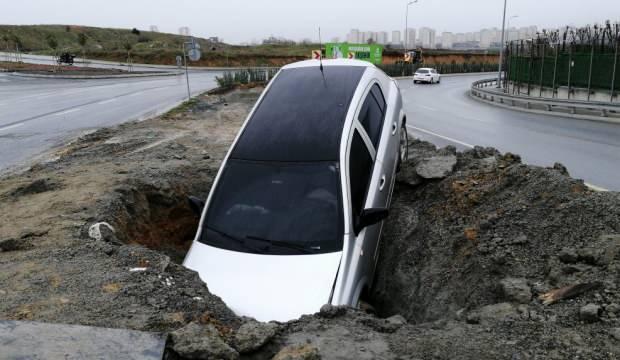 Başakşehir'de boş yolda kaza yaptı; Otomobille çukura düştü