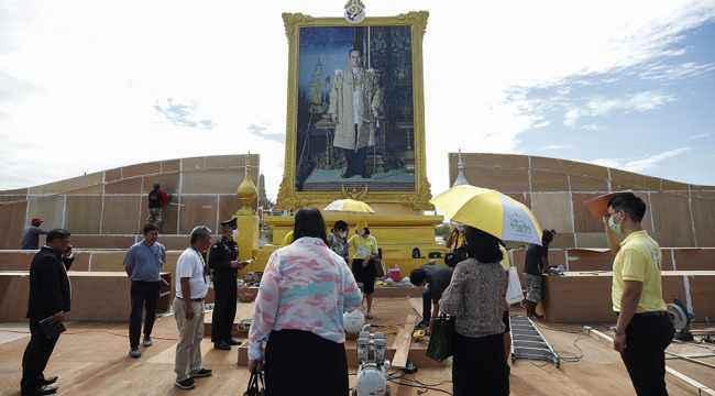 Tayland’da 'Kral’a ihanetten' ilk tutuklama