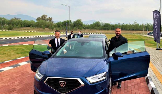 Ο Υπουργός Εξωτερικών Tahsin Ertuğruloğlu δοκίμασε το εγχώριο αυτοκίνητο της TRNC