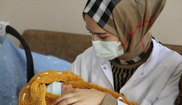 Hamileyken koronavirüse yakalanan hemşire bebeğini sağlıkla dünyaya getirdi!