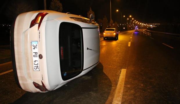 Otomobil refüje çarpıp devrildi: 4 yaralı
