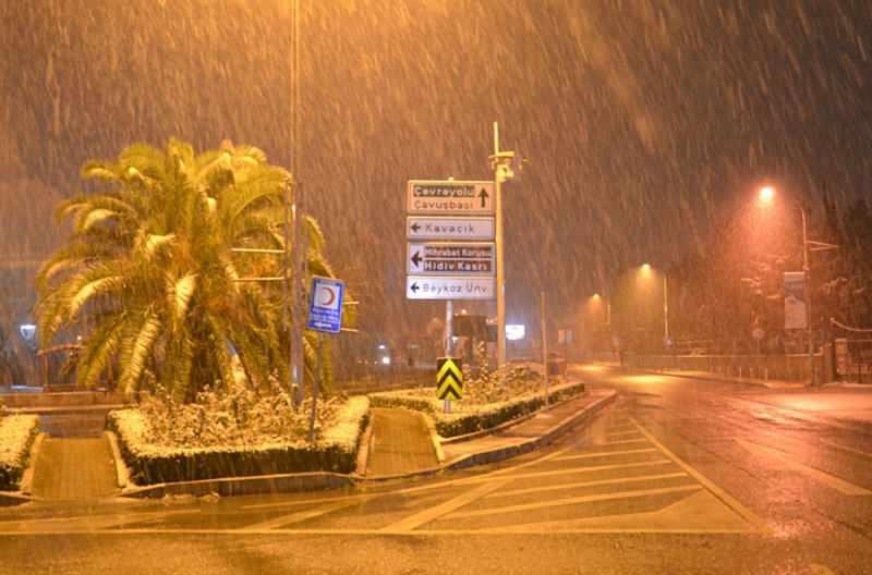 Son dakika: İstanbul'da lapa lapa kar yağışı! Meteoroloji'den yeni uyarı geldi...