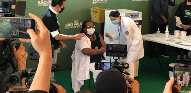 Brezilya’da ilk Covid-19 aşısı siyahi hemşire Monica Calazans’a yapıldı