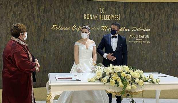 21'inci yüzyılın 21'inci yılının 21'inci gününde nikah masasına oturdular