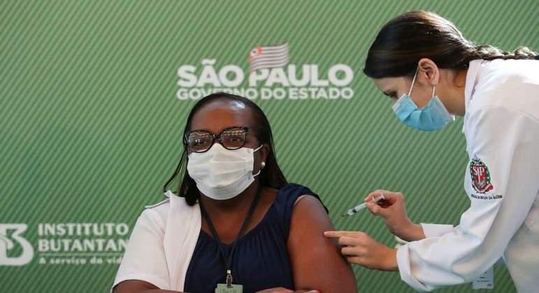 Brezilya’da ilk Covid-19 aşısı siyahi hemşire Monica Calazans’a yapıldı