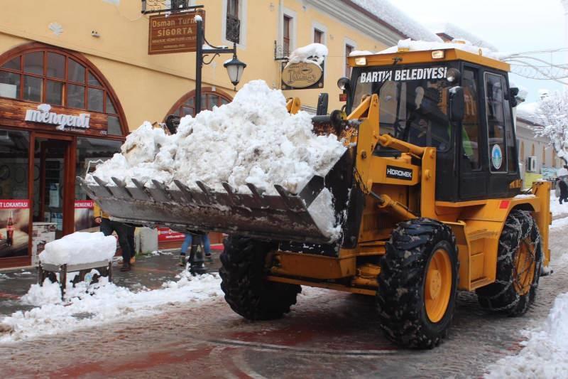 Bartın'da toplanan 1100 kamyon kar ırmağa boşaltıldı