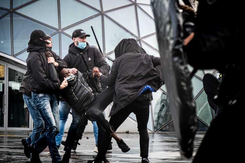 Hollanda’da Covid-19 kısıtlamaları karşıtı protesto