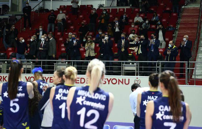 Galatasaray-Fenerbahçe derbisinde dostluk rüzgarları! 1 Tkmwo 1611417059 8977