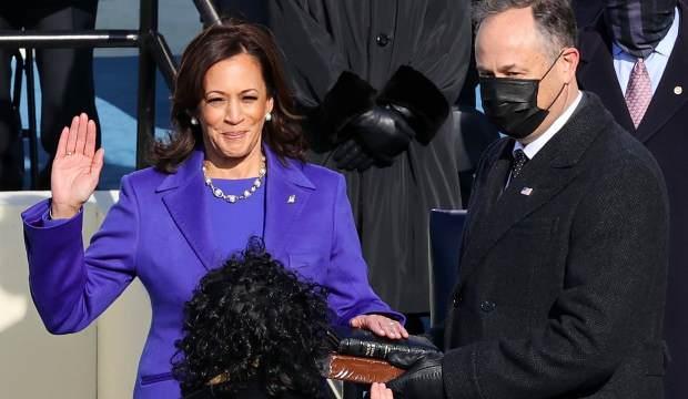 ABD'nin ilk kadın başkan yardımcısı Kamala Harris yemin ederek görevine başladı