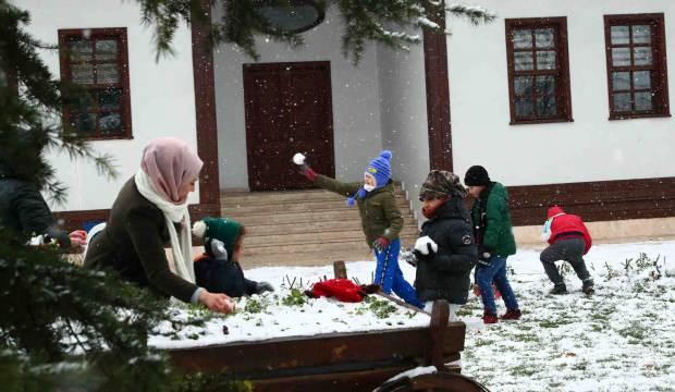 Bağcılar’da kar heyecanı! Çocuklar ve ilçe sakinleri doyasıya eğlendi