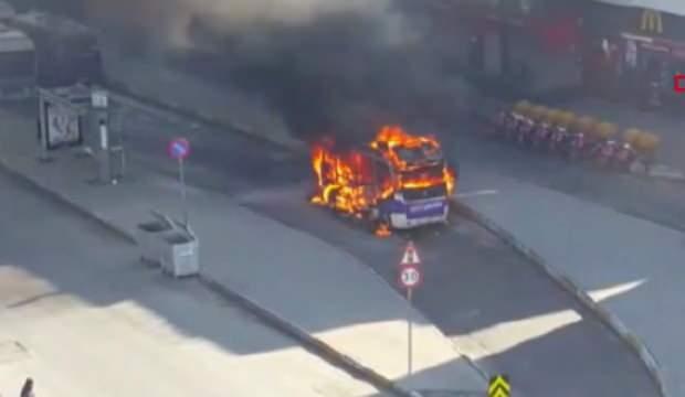 Bağcılar'da korku dolu anlar! Yolcu minibüsü yandı