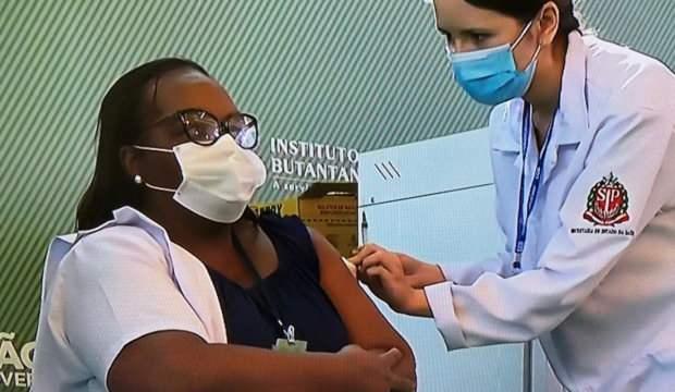 Brezilya’da ilk Covid-19 aşısı siyahi hemşireye yapıldı