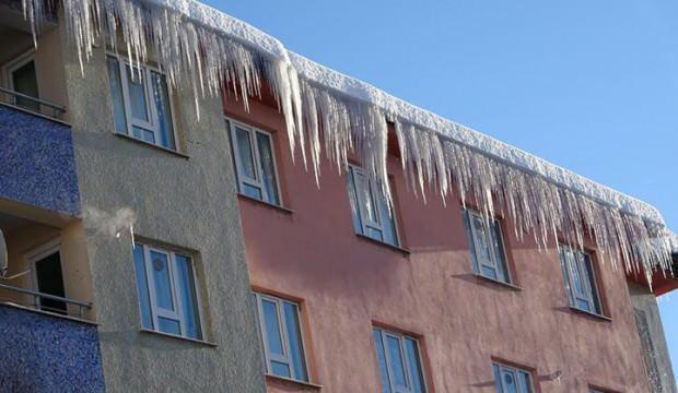 Çatılarda oluşan metrelerce buz sarkıtları tehlike saçıyor
