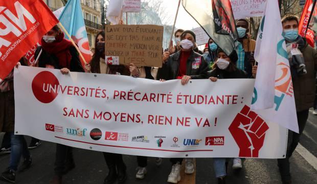 Fransa'da üniversite öğrencileri hükümeti protesto etti