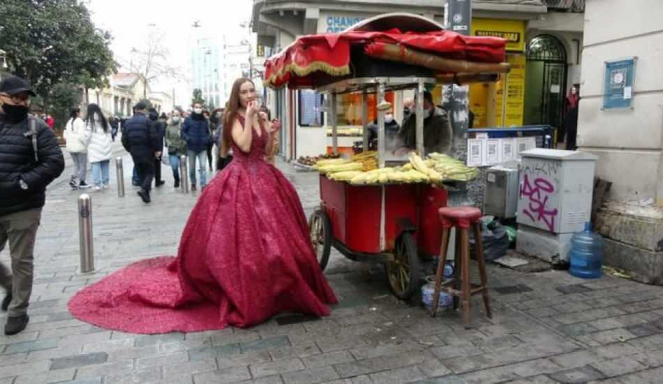 Goruntu Taksim Den Gorenler Yanina Kosup Fotograf Cektirmek Icin Yarisa Girdi Moda Haberleri
