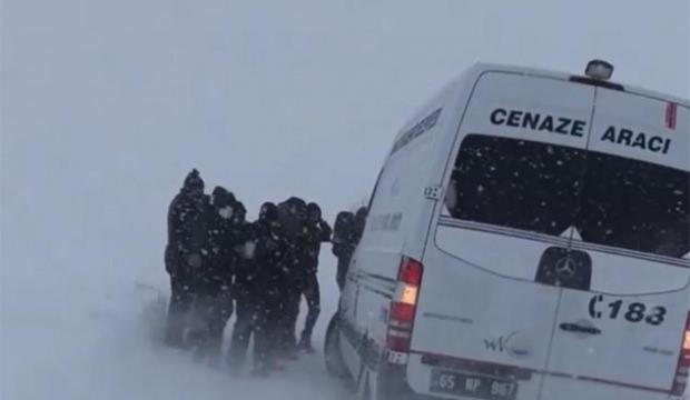 Hakkari'de tipi çıkınca, cenaze aracı yolda kaldı