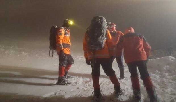 Karda kamp yapan 8 dağcıdan 5 saattir haber alınamıyor