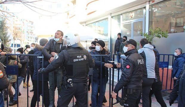 HDP'li milletvekili evlat nöbetindeki ailelere hareket yaptı ortalık karıştı