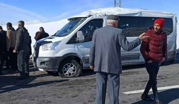 Yolcu minibüsü takla attı! Yaralılar var
