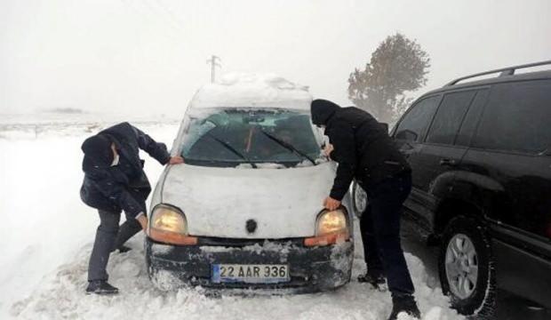 Araç kara saplandı, yardımına Edirne Valisi Ekrem Canalp koştu