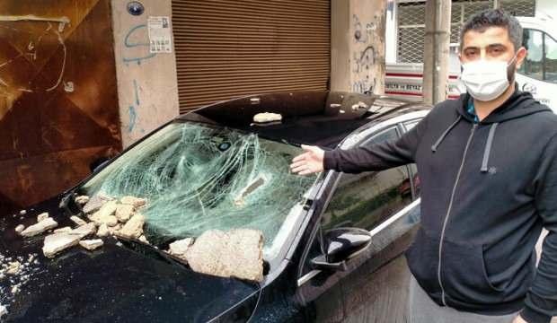 Fırtınanın binadan kopardığı beton parçaları otomobilin üzerine düştü