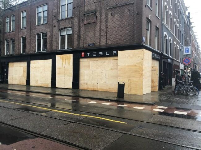 Amsterdam'da yağmalama tedbiri: Vitrinler beton bloklarla kapatıldı