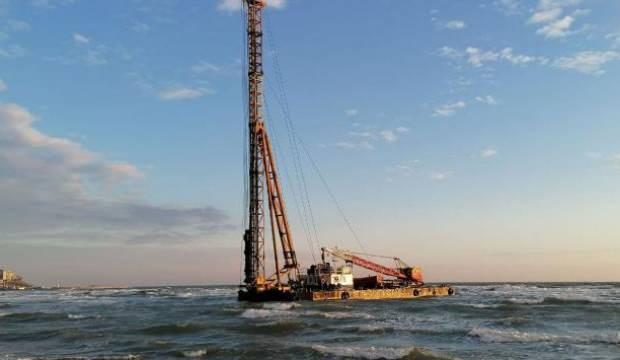 Silivri'de römorkör yedeğindeki duba karaya oturdu