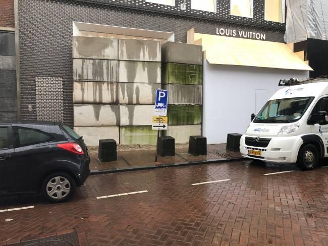 Amsterdam'da yağmalama tedbiri: Vitrinler beton bloklarla kapatıldı