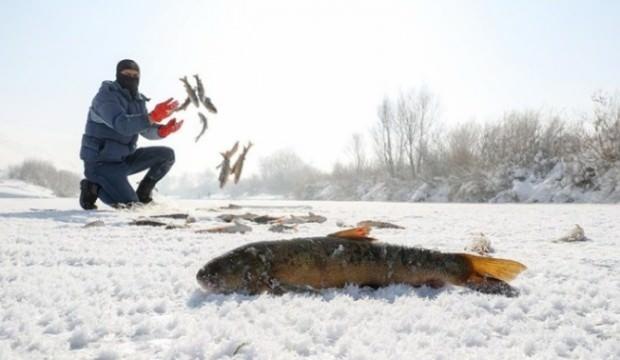 Yüksekova'da kazmalı kürekli balık avı