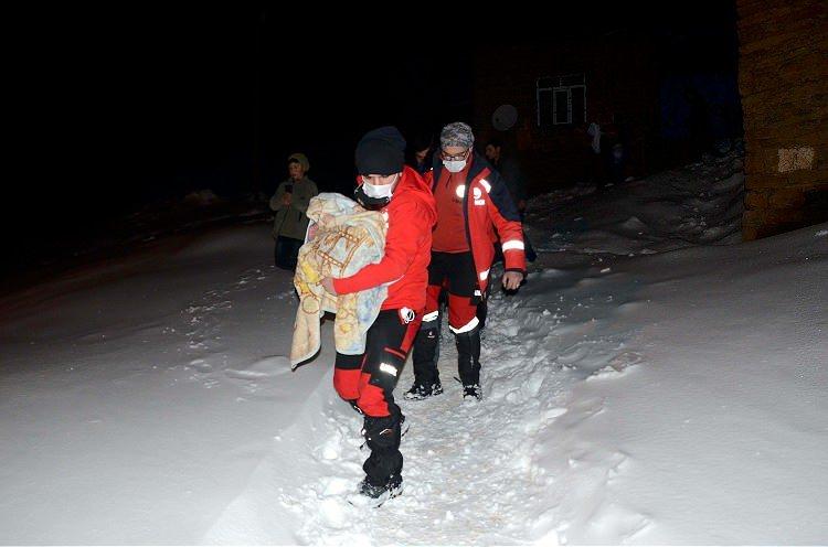 Bitlis'te üzerine kaynar su dökülen Umut bebek 5 saatlik çalışmayla hastaneye ulaştırıldı