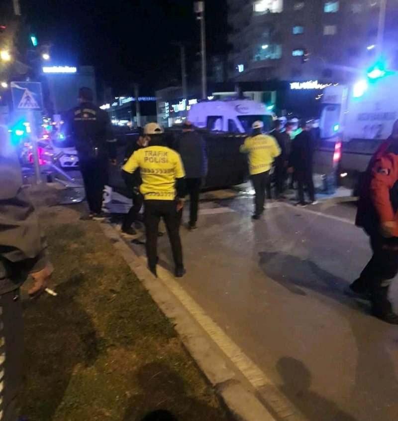 Mersin'de özel harekat polislerini taşıyan zırhı araç ile otomobil çarpıştı