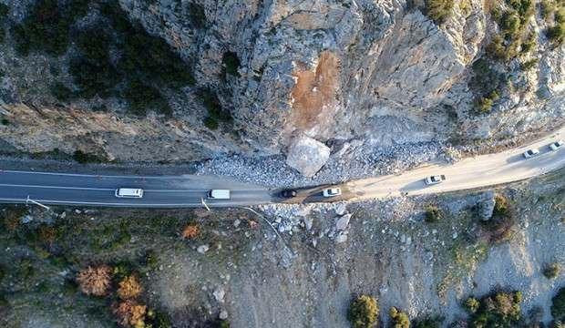 Heyelanda yolu kapatan dev kaya, 15 saatlik çalışmayla kırıldı