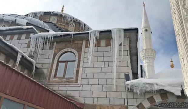 Karlıova'da cami çatısında 2 metrelik buz sarkıtları