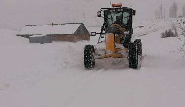 Karlıova'da kardan kapanan 47 köy yolu açıldı