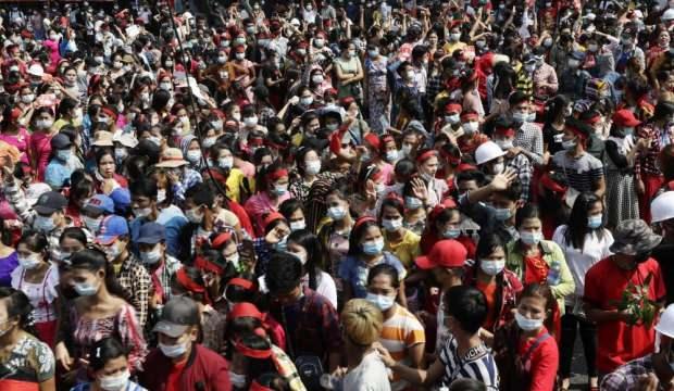 Myanmar'da halk askeri darbeye karşı sokağa çıktı