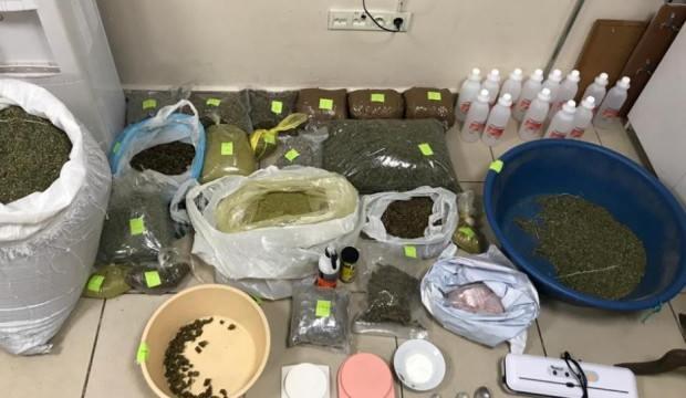 polisin operasyon yaptigi evlerden torba torba uyusturucu cikti 42 gozalti guncel haberleri