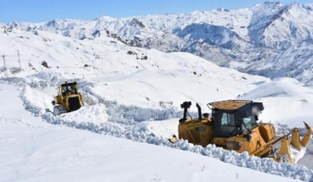 İş makinesi operat&ouml;r&uuml; ve oğlunun eksi 30 derecede karla m&uuml;cadelesi