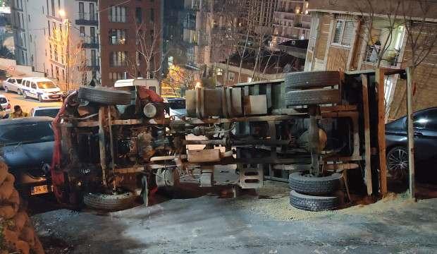 Kağıthane'de kamyon devrildi: 1 yaralı