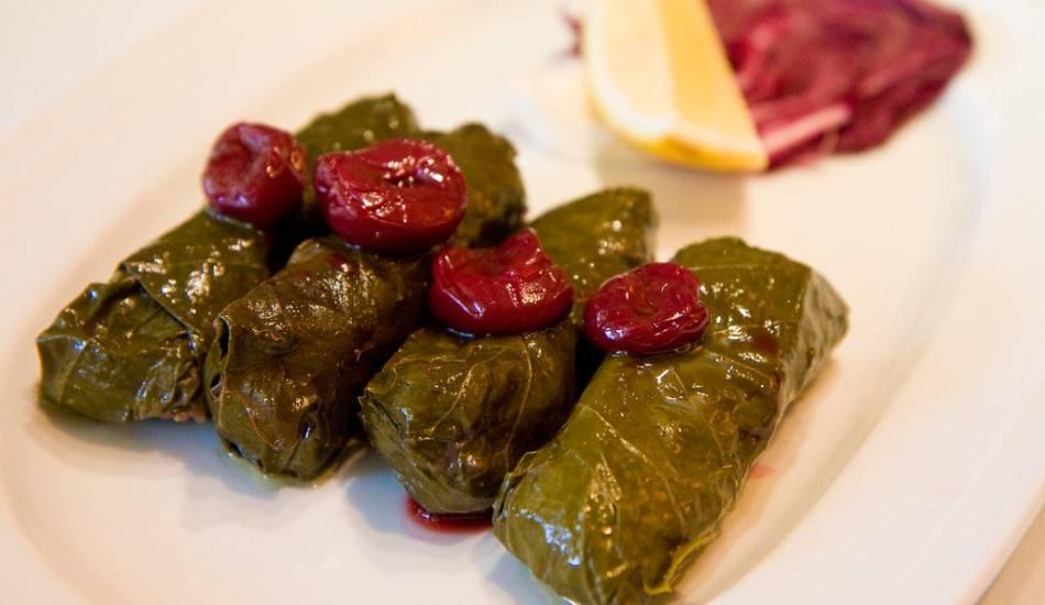 visneli yaprak sarma nasil yapilir en kolay visneli yaprak sarmanin puf noktalari yemek haberleri