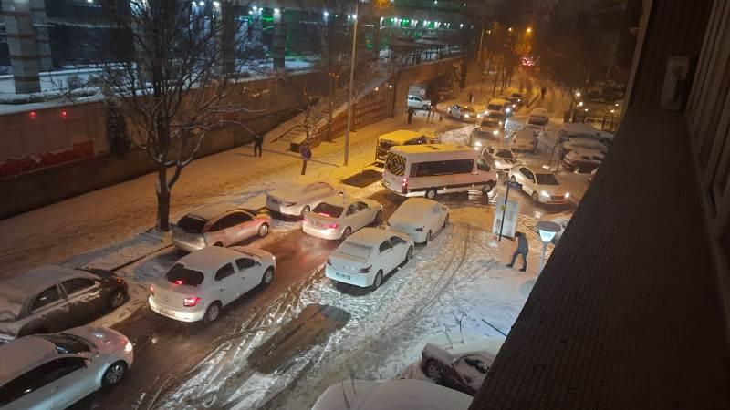 Başkent'te kar trafiği durma noktasına getirdi