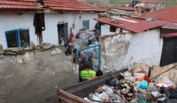 Alaşehir'de 2 evden 20 römork dolusu çöp çıktı