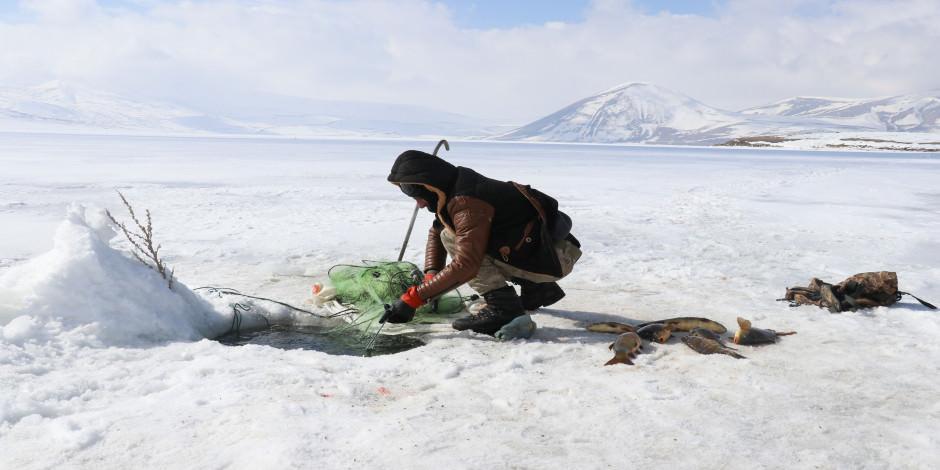 Buzla kaplı 2 bin 241 rakımlı gölde zorlu balık avı
