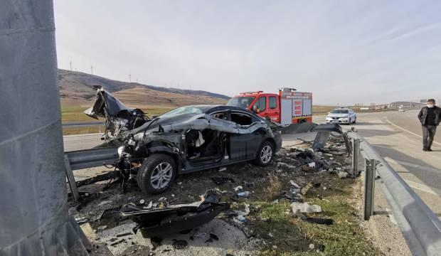 Dinar'da feci kaza: Bariyer otomobile ok gibi saplandı