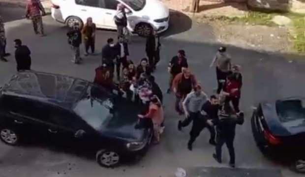 Komşu iki aile birbirine girdi, ortalık savaş alanına d&ouml;nd&uuml;