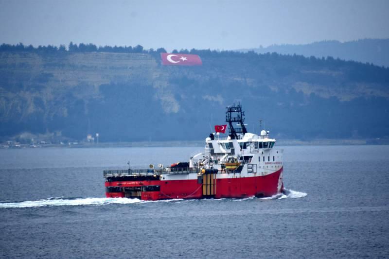 'Barbaros Hayreddin Paşa' gemisi Çanakkale Boğazı'ndan geçti