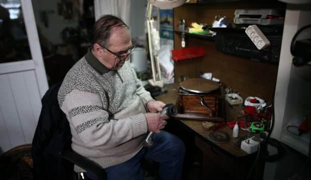 Bursa'da yaşayan 71 yaşındaki Ünal Sezer 62 yıldır sevdiği mesleği yapıyor!