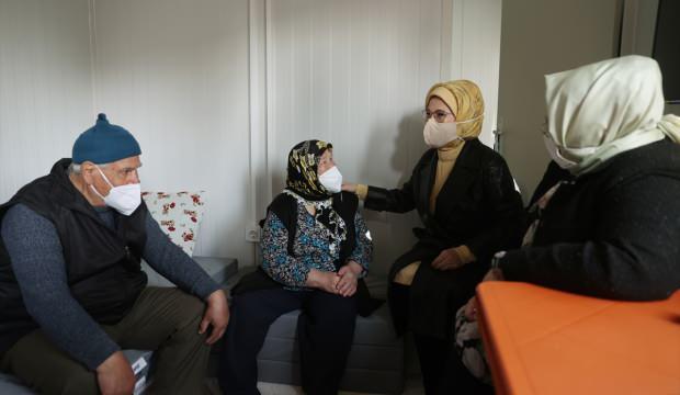 Emine Erdoğan, İzmir'de depremzedeleri ziyaret etti